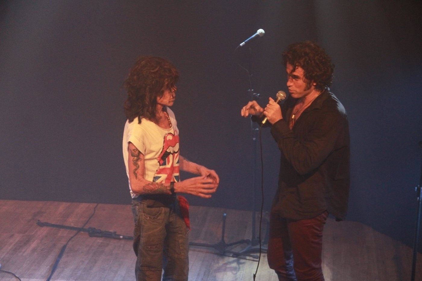 22.out.2013 - O ator Eriberto Leão com o roqueiro Serguei em apresentação do musical "Jim" - sobre o vocalista do grupo The Doors, Jim Morrison - no Teatro Leblon, no Rio de Janeiro - Thyago Andrade/Foto Rio News