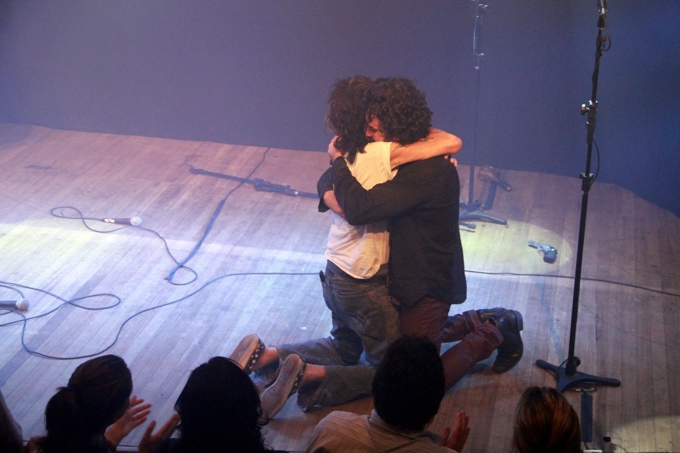 22.out.2013 - O ator Eriberto Leão com o roqueiro Serguei em apresentação do musical "Jim" - sobre o vocalista do grupo The Doors, Jim Morrison - no Teatro Leblon, no Rio de Janeiro - Thyago Andrade/Foto Rio News