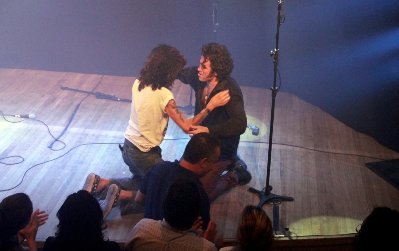 22.out.2013 - O ator Eriberto Leão com o roqueiro Serguei em apresentação do musical "Jim" - sobre o vocalista do grupo The Doors, Jim Morrison - no Teatro Leblon, no Rio de Janeiro - Thyago Andrade/Foto Rio News