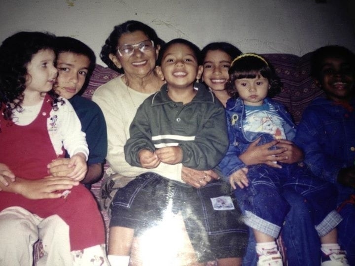 Anitta durante a infância, bem antes da fama, em momento família