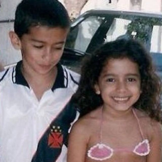 Anitta durante a infância, bem antes da fama, em momento família