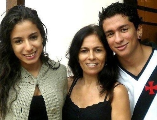 Anitta ao lado da mãe, Miriam, e do irmão Renan