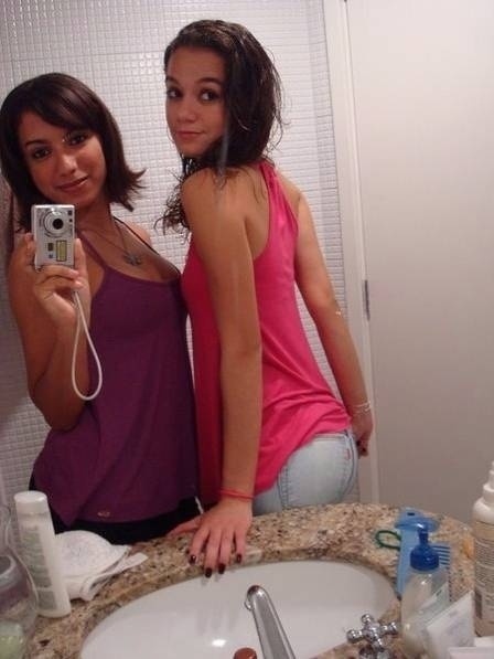 Ao lado de uma amiga, Anitta tira foto no espelho do banheiro