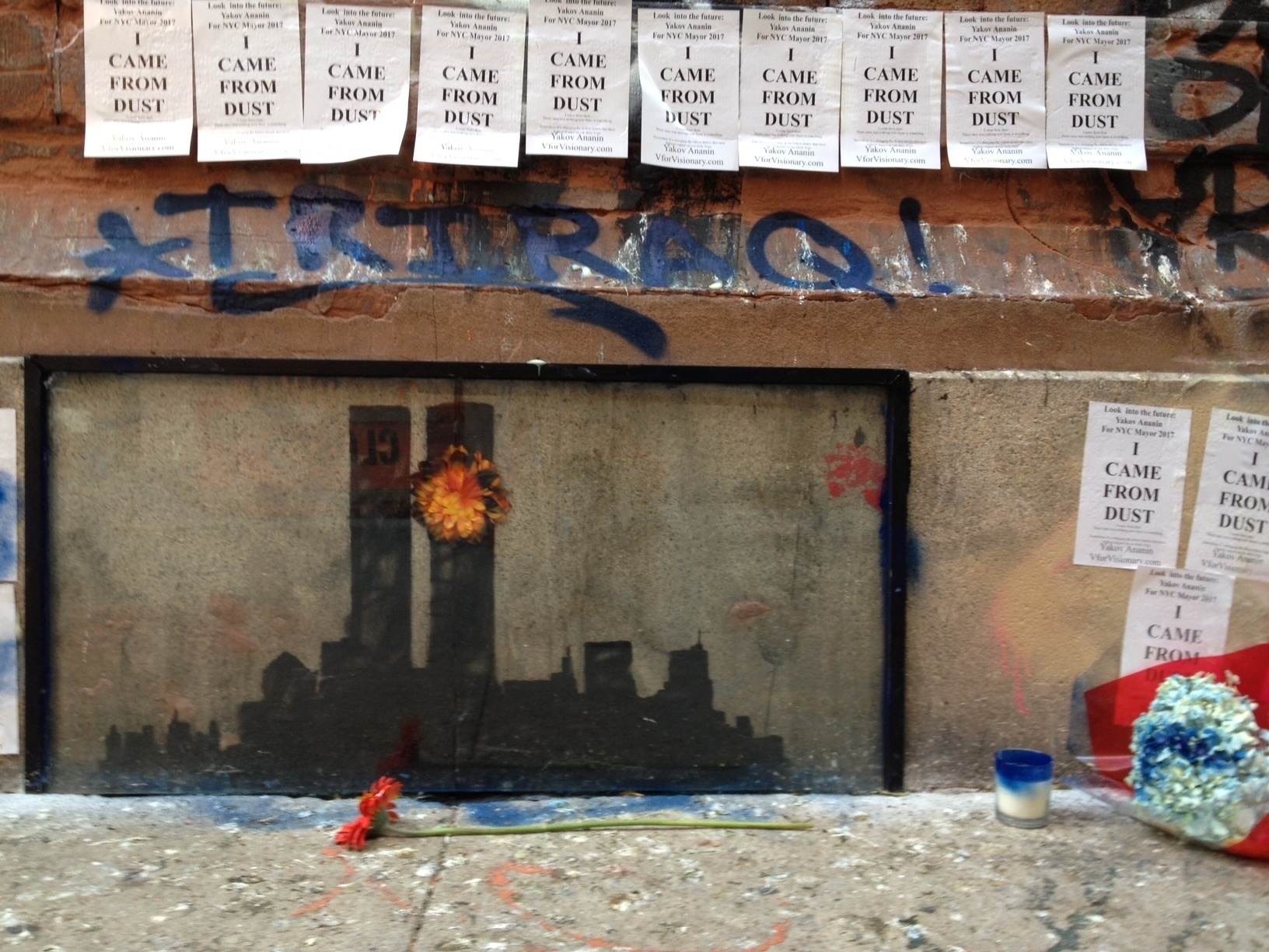 As obras de Banksy, como esta em Tribeca, representando as Torres Gêmeas, atraem muitos admiradores - Alessandra Corrêa/BBC