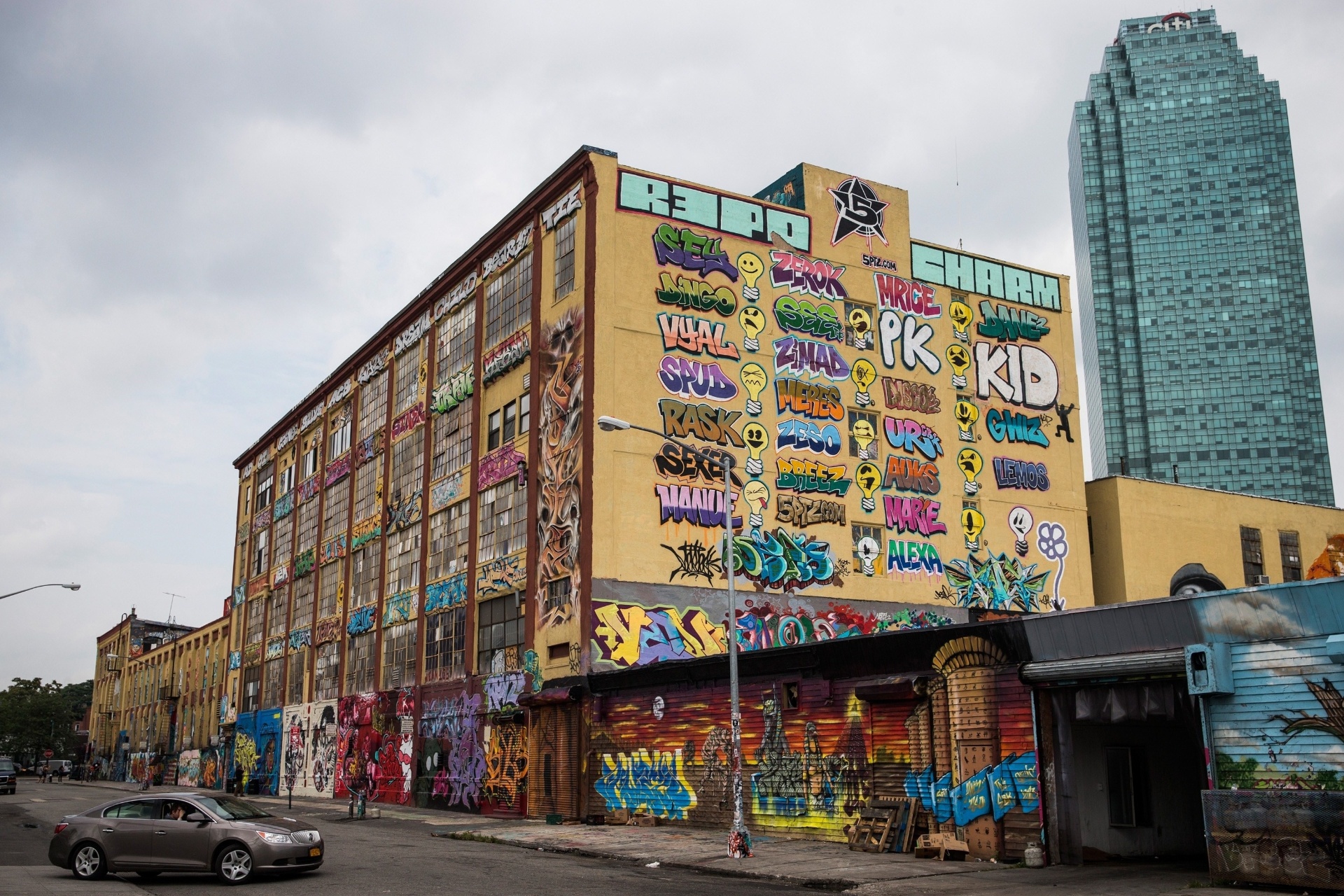 Conjunto de antigas fábricas de Nova York é transformado em "templo do grafite" - AFP