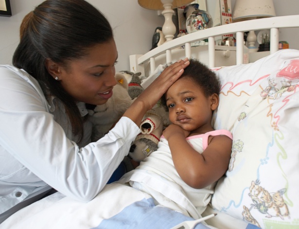 Para os pais, o trauma emocional de ver um filho doente ou se machucar equivale a vivenciar uma guerra - Getty Images