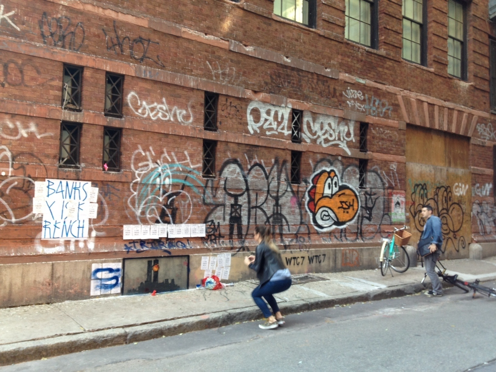 No bairro nova-iorquino de Tribeca, Banksy criou uma silhueta das Torres Gêmeas - Alessandra Corrêa/BBC