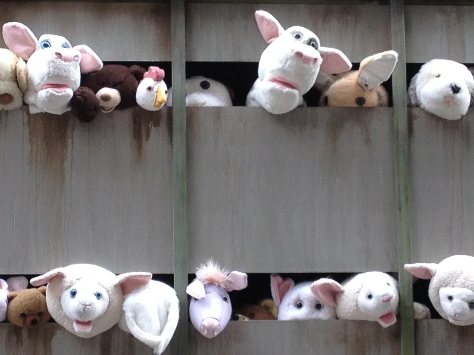 O misterioso grafiteiro britânico Banksy está passando uma temporada em Nova York. Uma de suas obras é um caminhão de matadouro carregado de animais de pelúcia - Alessandra Corrêa/BBC