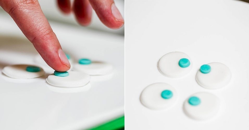 Nessa fase da decoração do cupcake de coruja, pegue os círculos menores e coloque-os dentro dos maiores. Brinque com a posição das "pupilas" para criar um efeito engraçado - Leonardo Soares/UOL