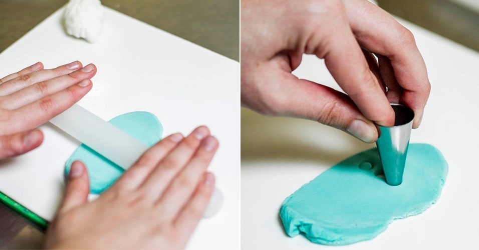 Para seguir com a decoração do cupcake de coruja, pegue a pasta americana de outra cor. Abra-a com o rolinho. Se tiver o bico liso para saco de confeitar, use a parte menor para cortar os pequenos círculos, que irão dentro dos brancos feitos anteriormente - Leonardo Soares/UOL