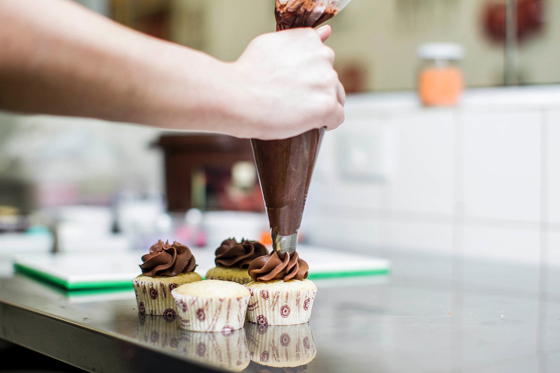Pegue os cupcakes de baunilha, ou do sabor de sua preferência, e coloque a ganache de chocolate em cima, de forma circular, para dar esse efeito - Leonardo Soares/UOL