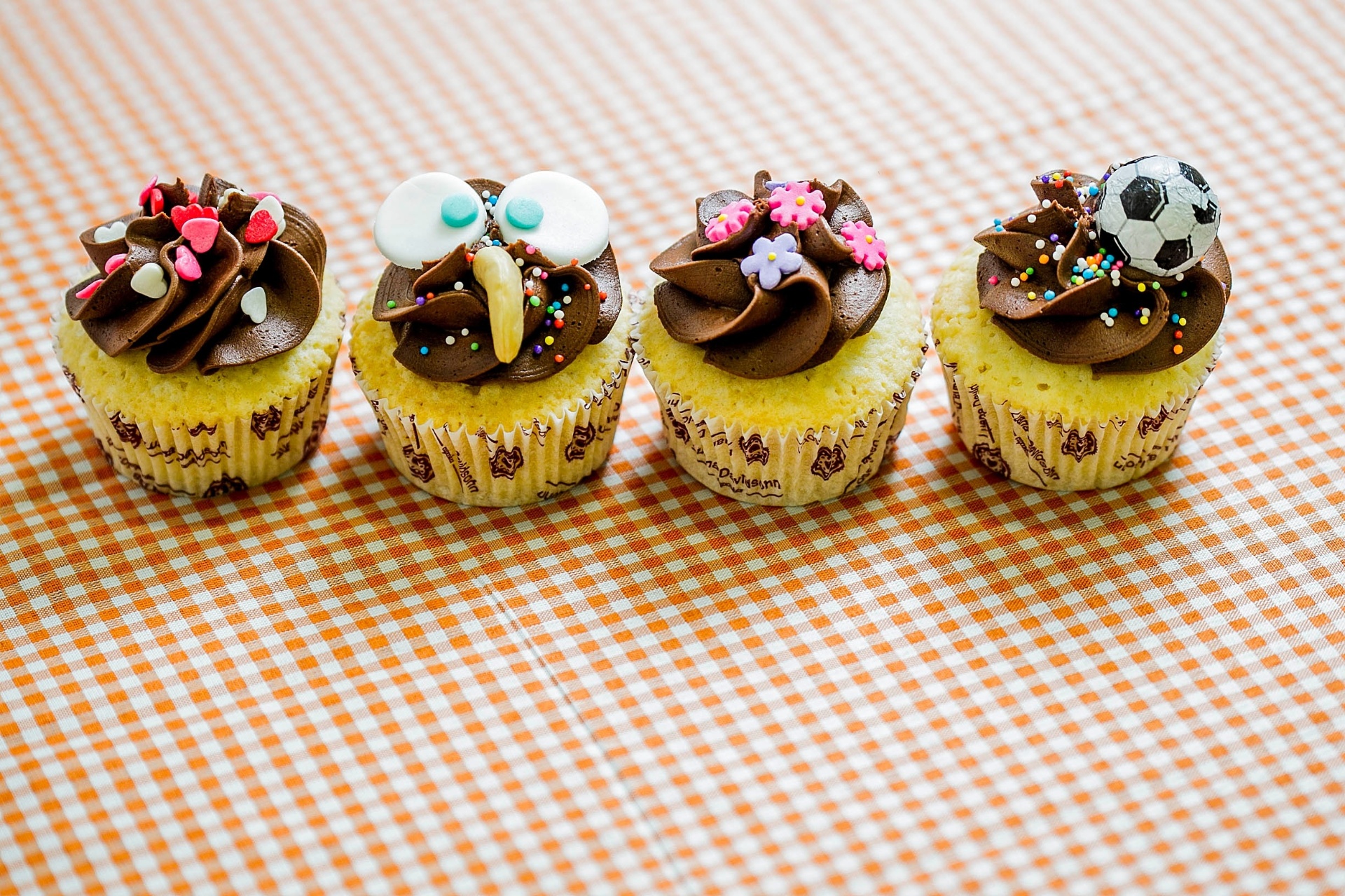 Nas festas de aniversário, os cupcakes fazem sucesso não só por causa do sabor, mas também porque ajudam a compor a decoração da comemoração. A seguir, a confeiteira Julia Zinn, da Luana Davidson Confeitaria(www.confeitariadaluana.com.br), ensina passo a passo como fazer decorações do bolinho que agradam meninos e meninas | Por Camila Dourado - Do UOL, em Londres - Leonardo Soares/UOL