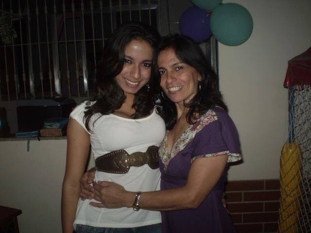 Sem maquiagem, Anitta posa com a mãe, Miriam