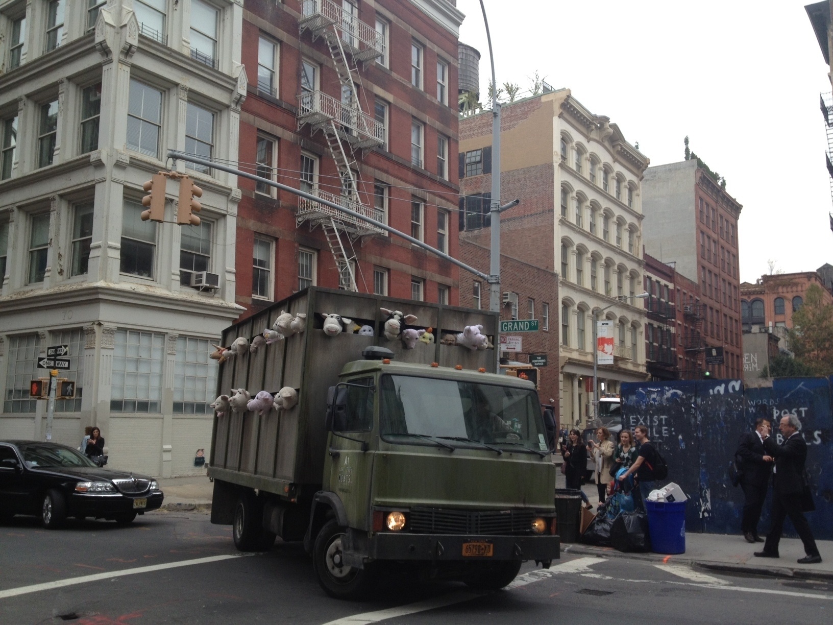 Uma das obras espalhadas por Banksy em Nova York é um caminhão de matadouro carregado de animais de pelúcia - Alessandra Corrêa/BBC