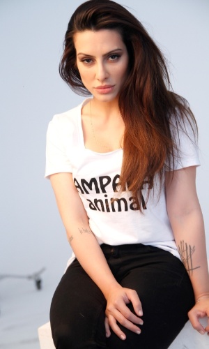 20.out.2013 - Cleo Pires fotografou para o calendário da Ampara Animal, projeto em prol a campanha de adoção de cães e gatos vira-latas