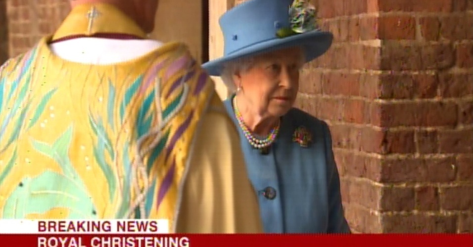 23.out.2013 - A rainha Elizabeth 2ª aguarda para entrar na capela real do Palácio de St. James