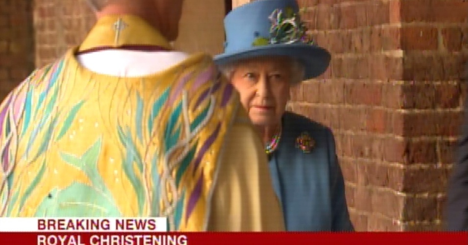 23.out.2013 - A rainha Elizabeth 2ª aguarda para entrar na capela real do Palácio de St. James