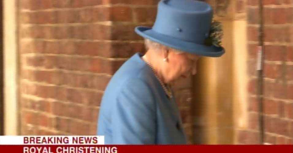 23.out.2013 - A rainha Elizabeth 2ª entra na capela real do Palácio de St. James