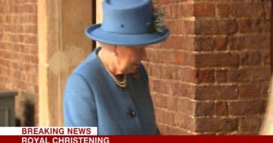 23.out.2013 - A rainha Elizabeth 2ª entra na capela real do Palácio de St. James