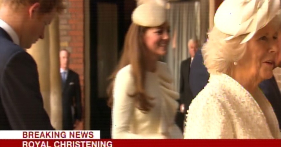 23.out.2013 - Duquesa Kate sorri na entrada da capela para o batizado de seu filho, príncipe George
