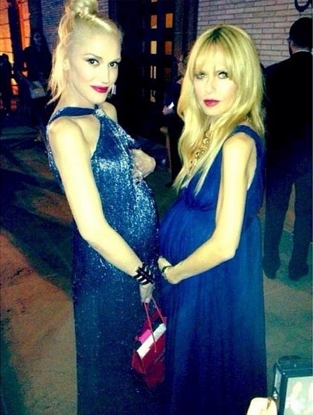23.out.2013 - Estilista das estrelas de Hollywood, Rachel Zoe compara barriga com Gwen Stefani