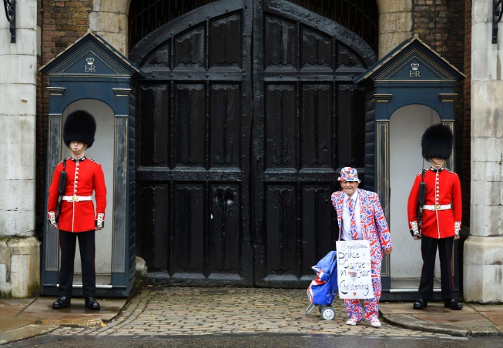 23.out.2013 - Fãs da realeza aguardam o batismo do príncipe George em frente à capela real do Palácio de St.James, em Londres
