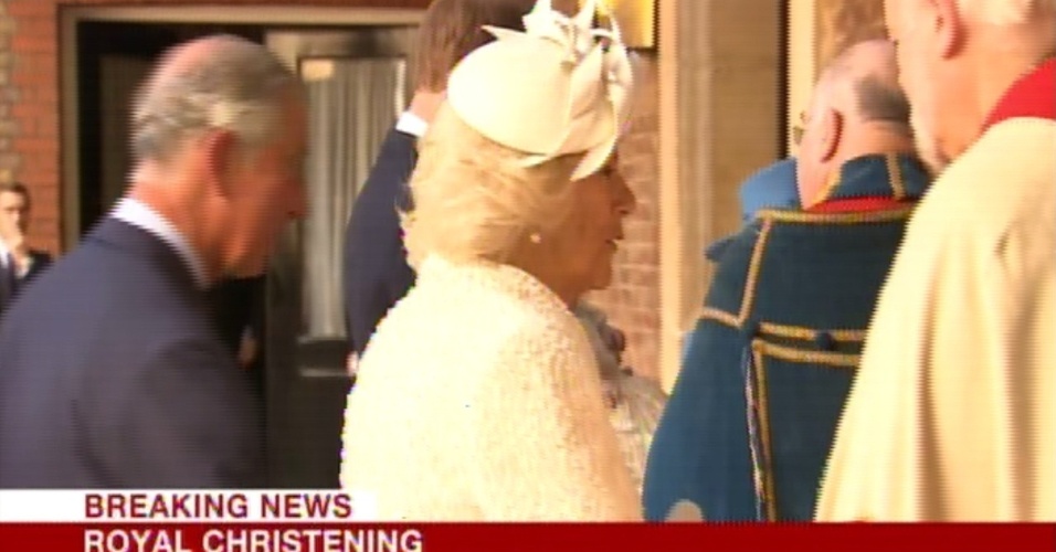 23.out.2013 - Príncipe Charles e sua mulher, Camilla, são fotografados na entrada da capela