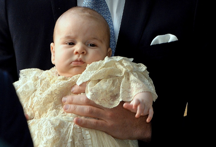 23.out.2013 - Príncipe George é fotografado no colo do príncipe William.
