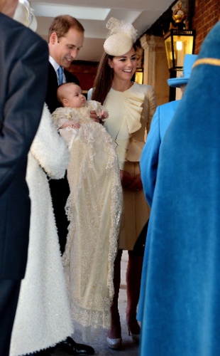 23.out.2013 - Príncipe George usa roupa que é tradição nos batizados da família real
