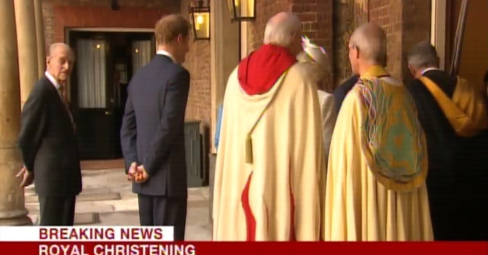 23.out.2013 - Príncipe Harry é fotografado (de costas) na entrada da capela de St. James
