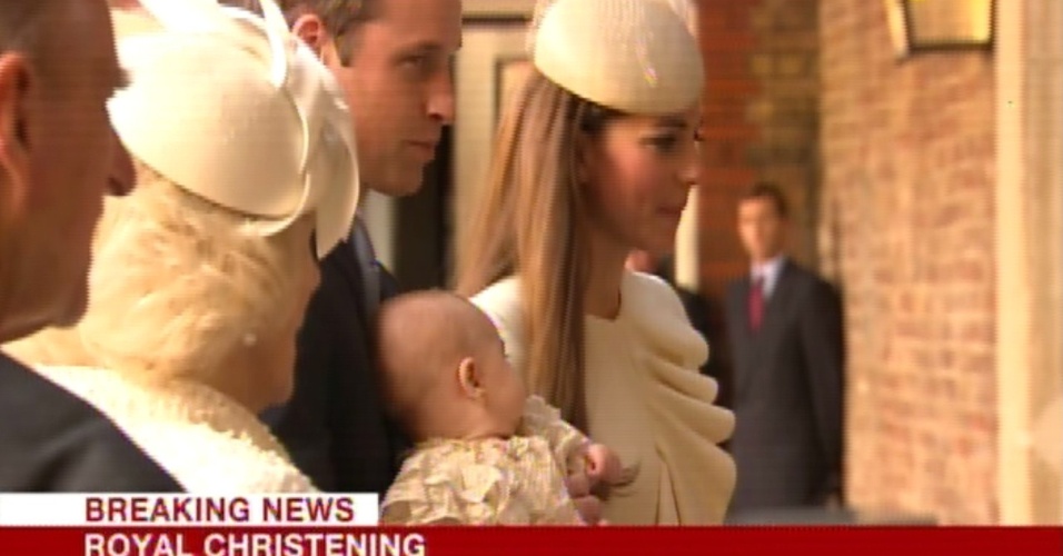 23.out.2013 - Príncipe William, duquesa Kate e o príncipe George são fotografados na entrada da capela real do Palácio de St.James para o batizado do bebê real