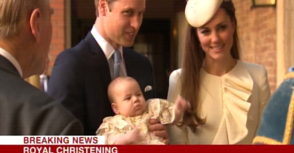 23.out.2013 - Príncipe William, duquesa Kate e o príncipe George são fotografados na entrada da capela real do Palácio de St.James para o batizado do bebê real