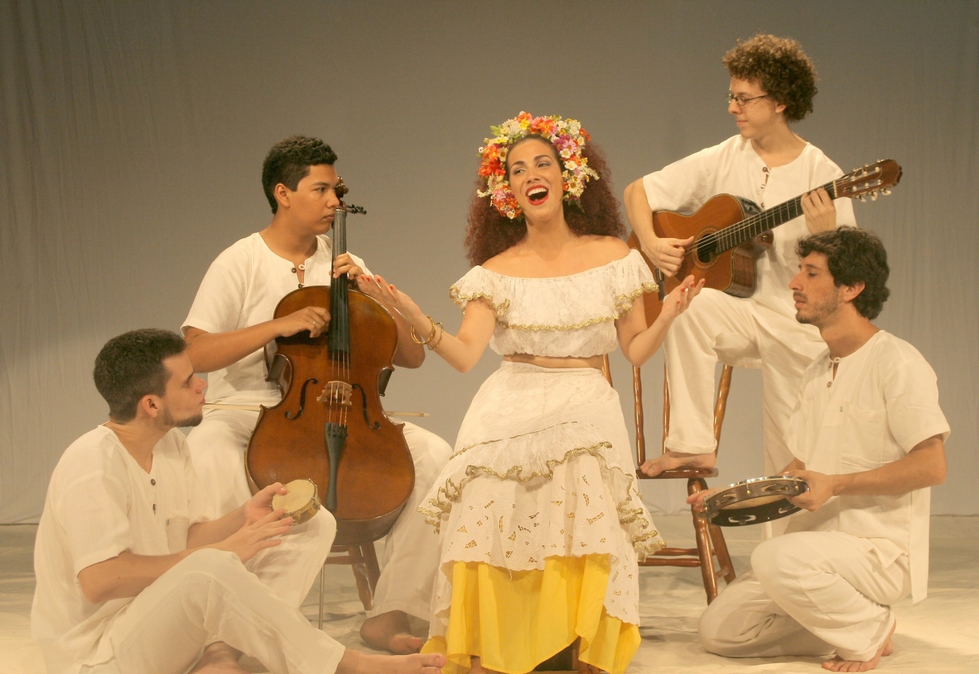 Cena da peça "Deixa Clarear", com Victor Ponce, Lauro Lira, Clara Santhana, Felipe Rodrigues e Bidu Campeche, no Teatro Municipal Café Pequeno, no Rio de Janeiro - Claudia Ribeiro/Divulgação