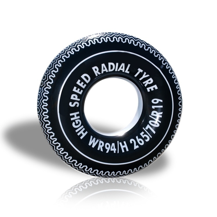 Feita de vinil, a boia em formato de pneu, da marca Mor, mede 90 cm de diâmetro e pode ser comprada nas Americanas.com (www.americanas.com.br) por R$ 10,90 I Preços pesquisados em outubro de 2013 e sujeitos a alterações - Divulgação