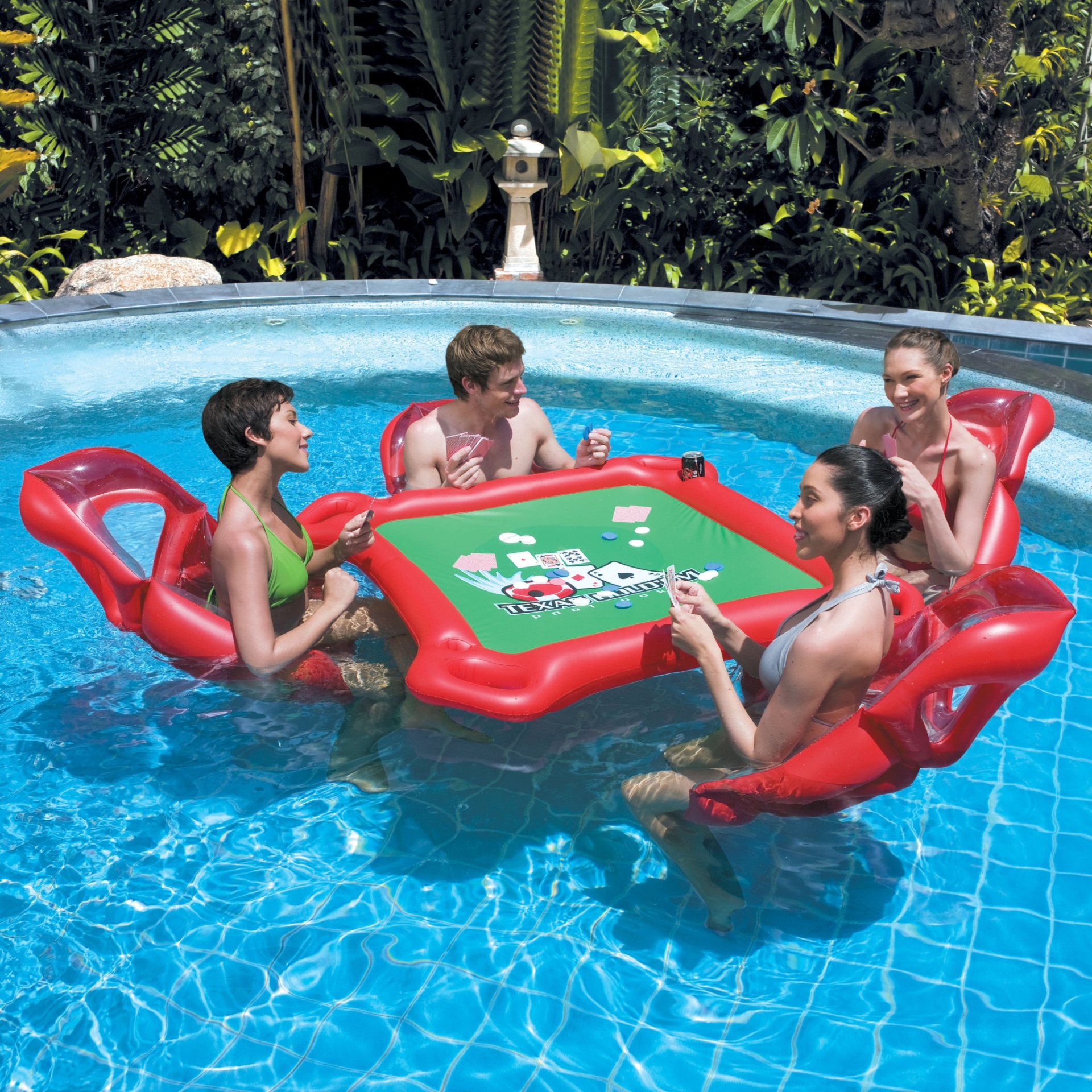 O jogo de pôquer inflável Texas Holding Poker, da marca Bestway, conta com quatro poltronas com encosto, uma mesa com porta-copos e espaços para armazenar petiscos, um jogo completo de pôquer e um baralho à prova d?água. Feito de PVC, o produto é vendido no site do Ponto Frio (www.pontofrio.com.br) por R$ 161,42 I Preços pesquisados em outubro de 2013 e sujeitos a alterações - Divulgação