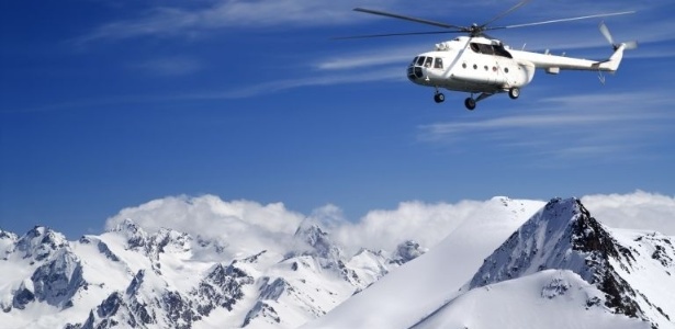 Roteiro leva esquiador de helicóptero para uma área deserta na montanha de neve - Lizard/shutterstock.com