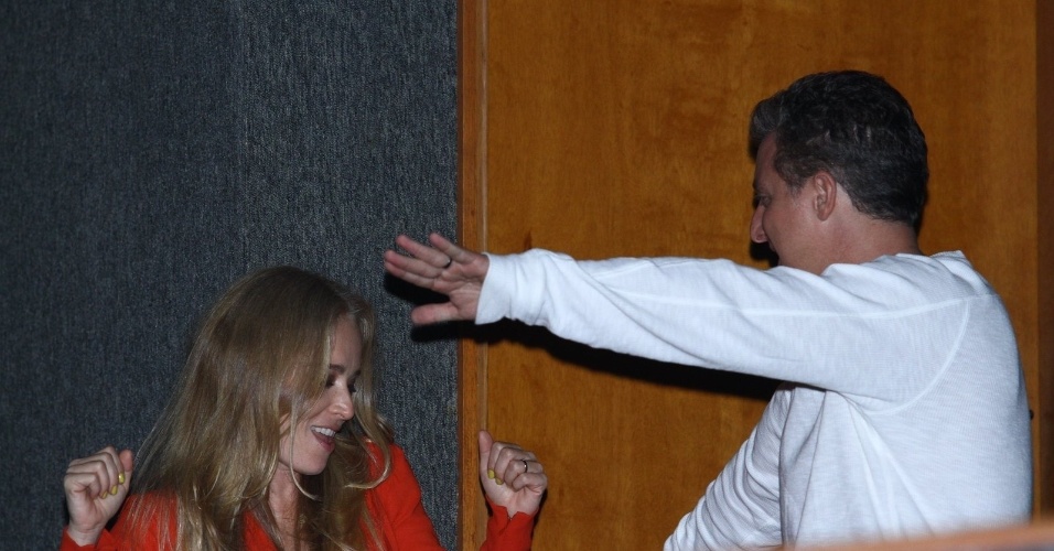 23.out.2013 - Angélica e Luciano Huck dançam durante o show de Preta Gil