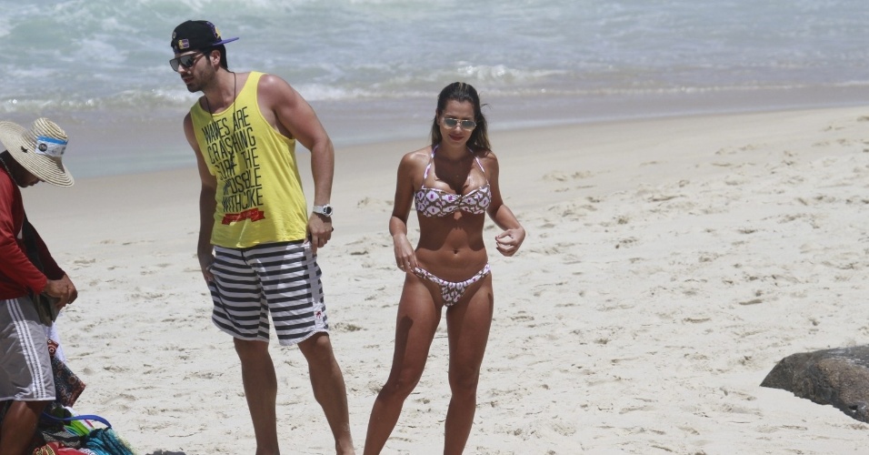 24.out.2013 - A ex-BBB Adriana e o namorado, o agora cantor sertanejo Rodrigão, curtiram o dia na Prainha, praia localizada na zona oeste do Rio