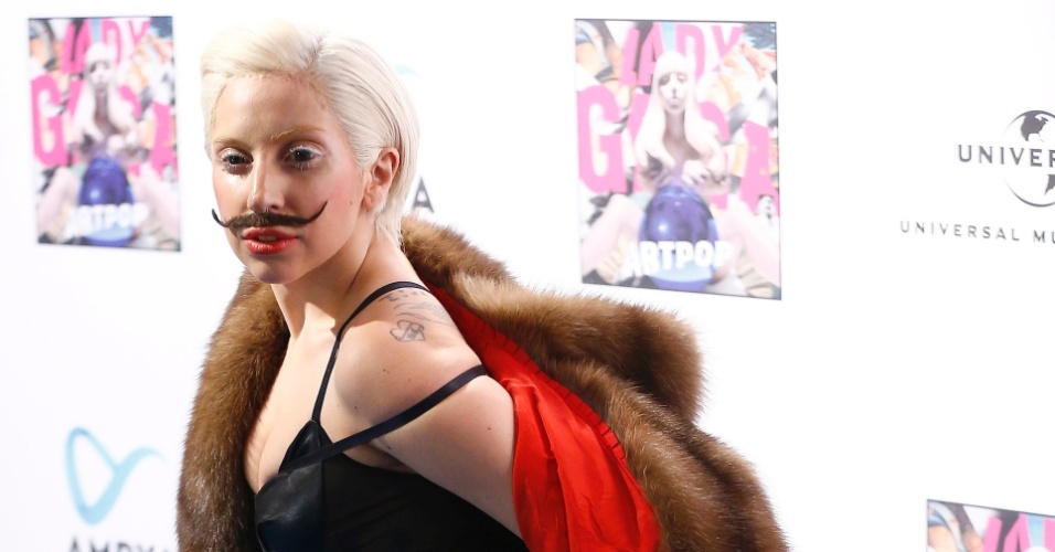 24.out.2013 - Com os cabelos curtos e loiros, de lingerie e bigode postiço, a cantora Lady Gaga promoveu seu novo álbum, 
