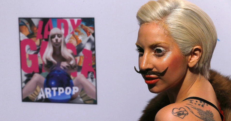 24.out.2013 - Com os cabelos curtos e loiros, de lingerie e bigode postiço, a cantora Lady Gaga promoveu seu novo álbum, 