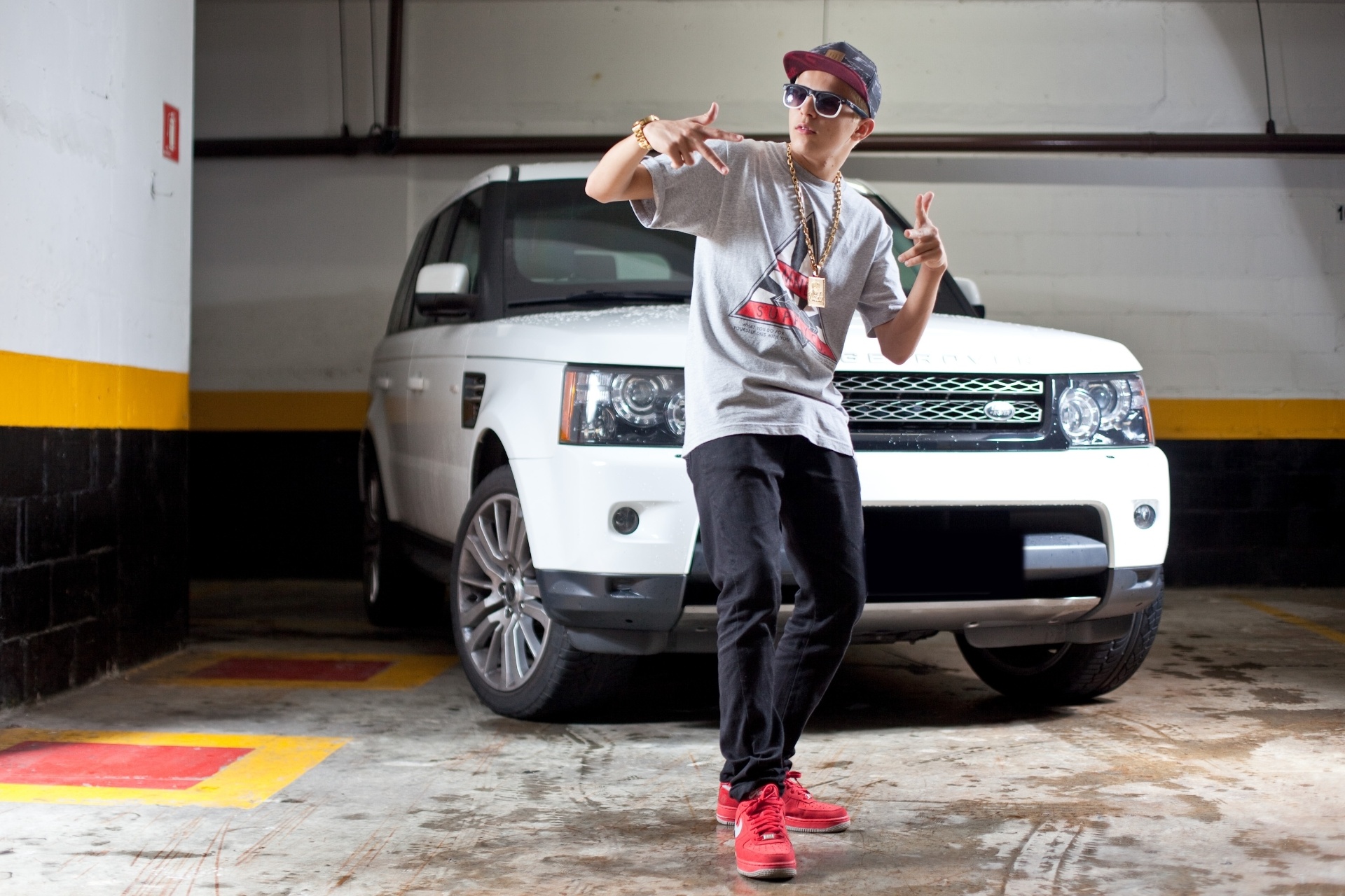 Aos 17 anos, MC Dudu foi encontrado na internet no início do ano fazendo vídeos de humor. Hoje com super produção e aulas de canto, ele faz de 10 a 15 shows no mês - Simon Plestenjak/UOL