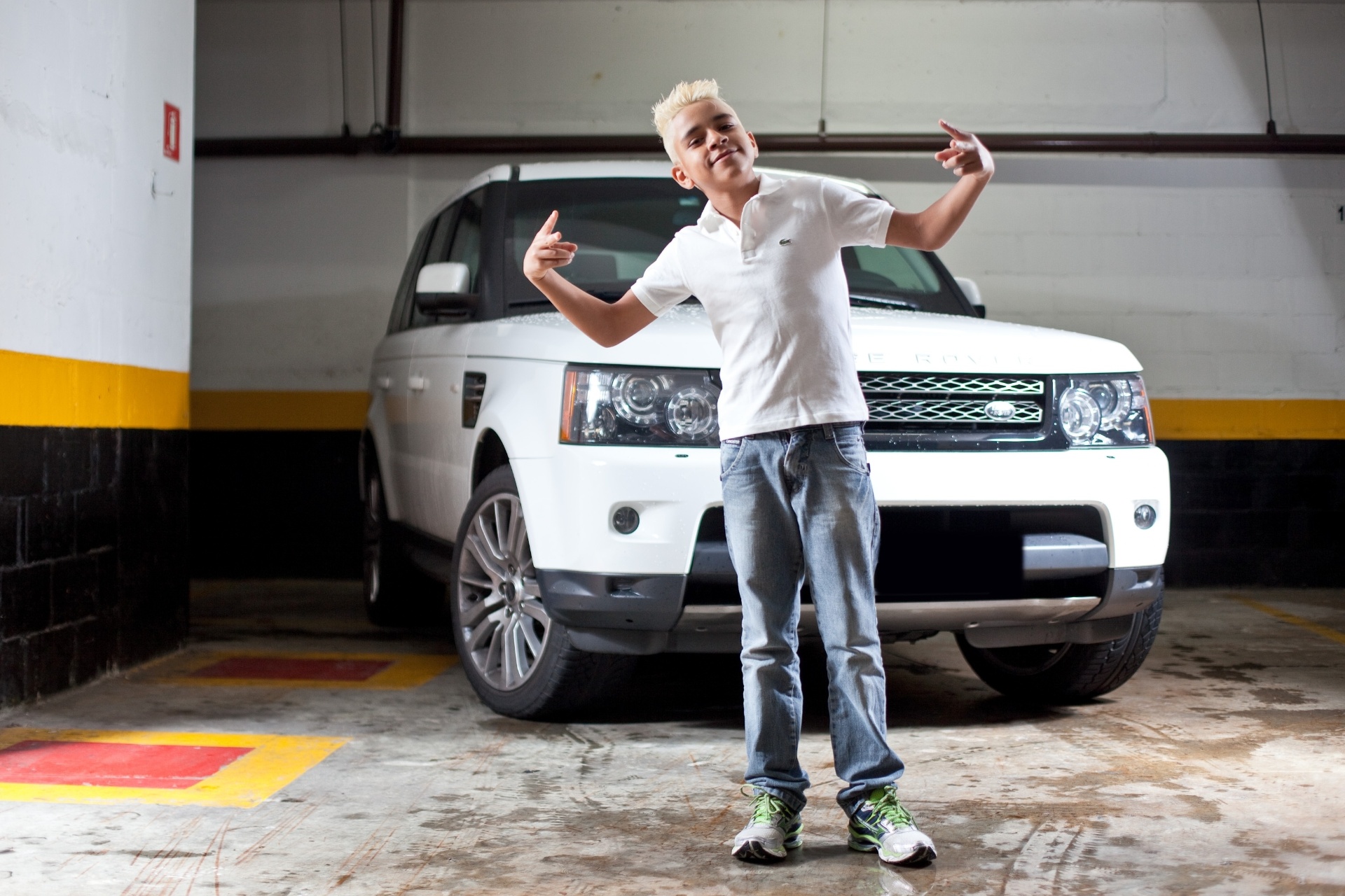 Baixinho e com jeito de malandro, MC Pet é o nome de Peterson Kevyn. Ele tem 14 anos e é o típico funkeiro mulherengo. Com pouca idade, o garoto diz que canta para as "novinhas" em seus mais de 20 shows ao mês. No clipe do hit ?Pagando de Motorista?, ele gravou ao lado da modelo Sabrina Boing Boing, que esbanja um grande decote no meio de uma sala de aula repleta de adolescentes - Simon Plestenjak/UOL