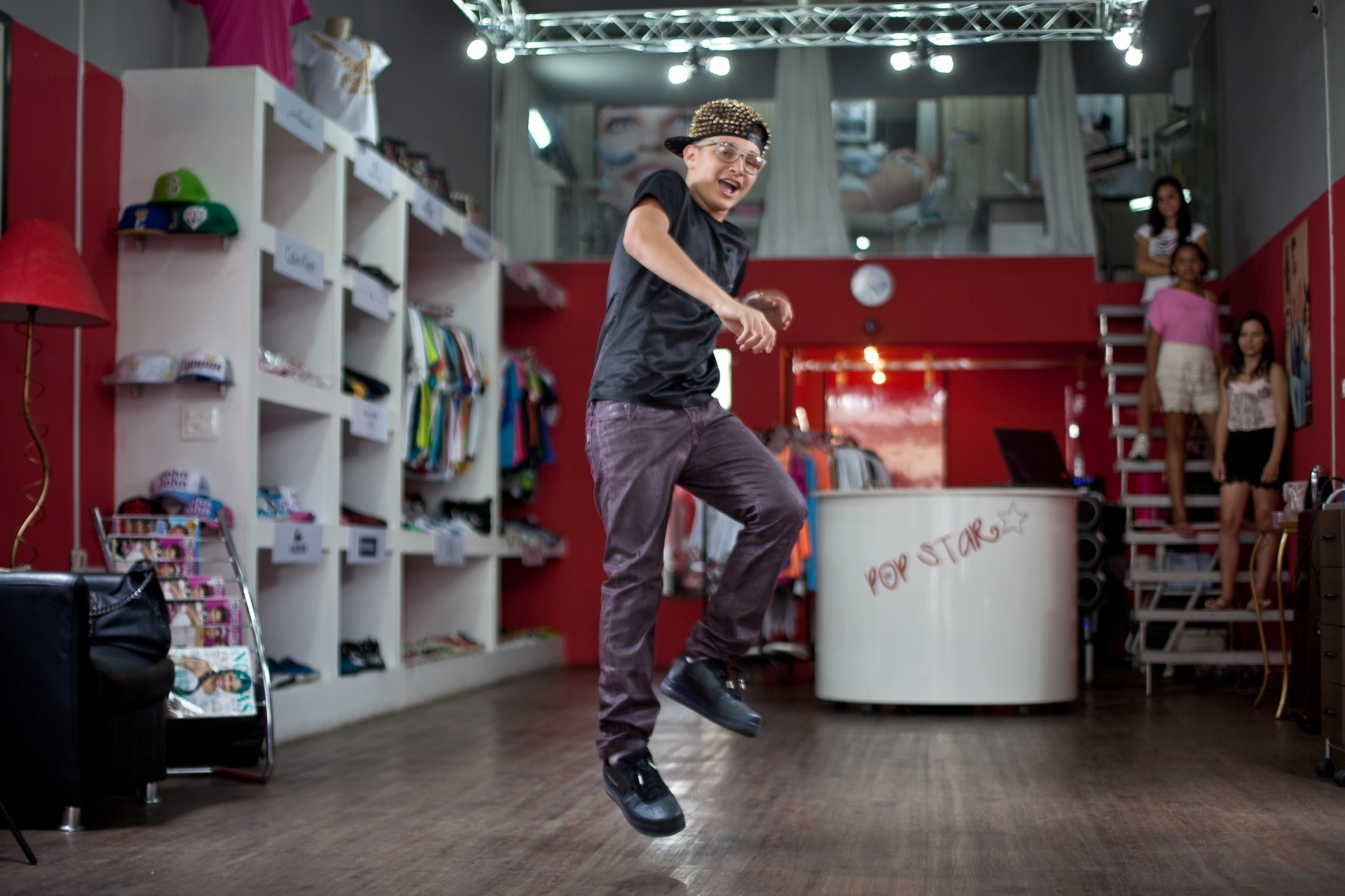 Hiperativo, Gui é simpático e carinhoso com todos que entram em sua loja. As fãs dizem que o garoto é sempre alegre. As garotas formam filas para vê-lo em sua loja - Simon Plestenjak/UOL