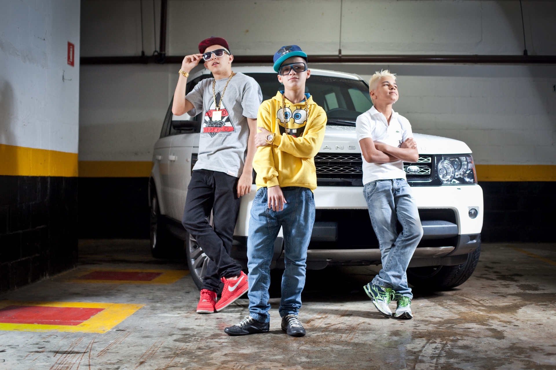 MC Pet, Du Conventi e Dudu também fazem parte do cenário do funk ostentação e ainda não atingiram a maioridade. Eles usam correntes de ouro que pode chegar a custar R$22 mil, posam com carrões e investem em looks sofisticados em seus clipes - Simon Plestenjak/UOL