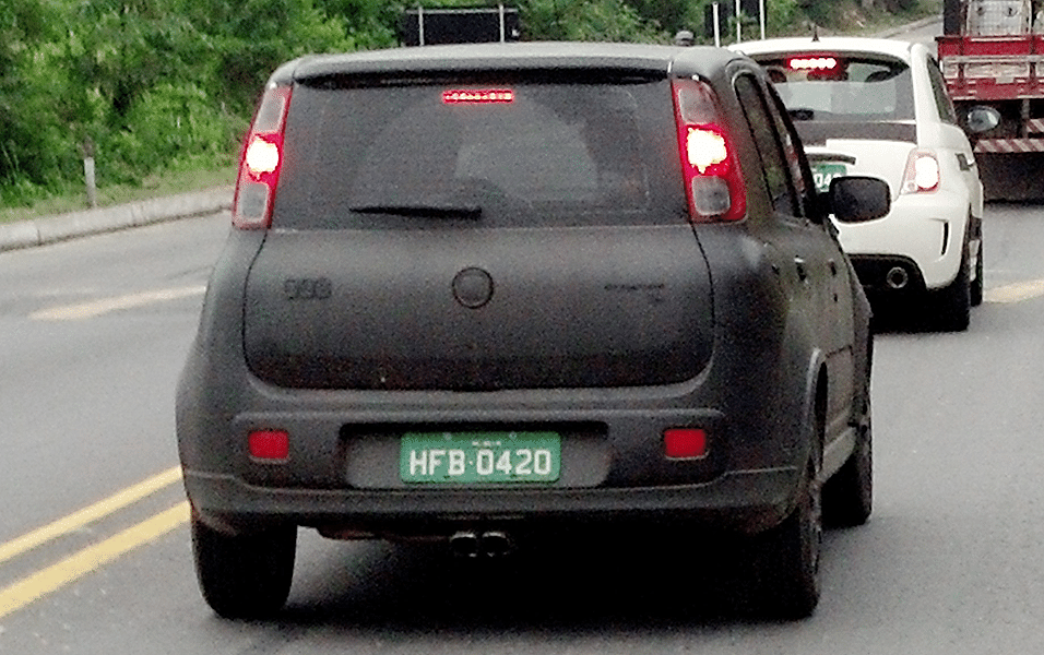 Novo Fiat Uno Sporting e Fiat 500 Abarth são flagrados na rodovia Rio-Santos, altura de Caraguatatuba (SP) - Alex da Silva Godinho/UOL