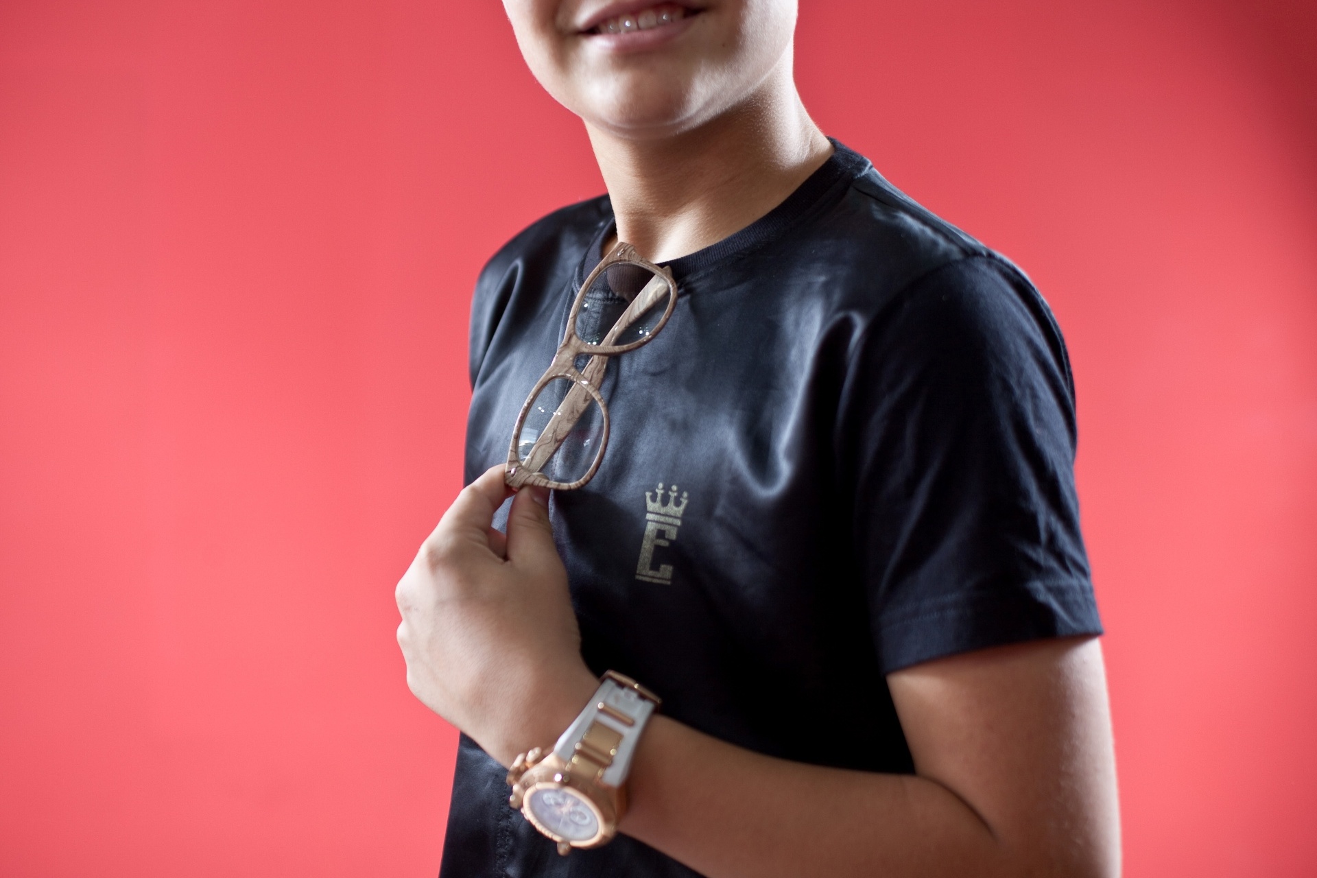 O funkeiro MC Gui teve sua corrente de ouro roubada no último show que fez no final de semana passado. No lugar dela, colocou um óculos para fazer chamer - Simon Plestenjak/UOL