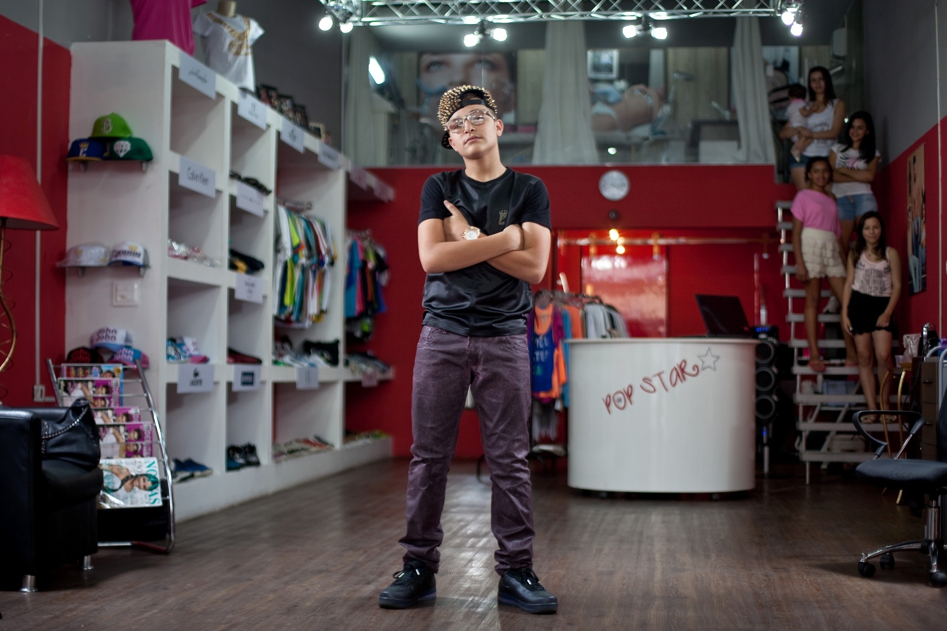 O UOL acompanhou uma tarde do funkeiro em sua loja de roupas - recém-aberta e adquirida com seu próprio cachê - em um bairro da Zona Leste da capital paulista. Fãs entravam e saíam do local para comprar camisetas, correntes, bonés do funkeiro e da marca que o patrocina. Garotas de 4 a 16 anos ? e até um bebê de 11 meses - pediam beijos e abraços de Gui - Simon Plestenjak/UOL