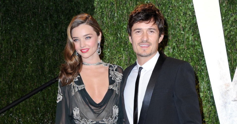 24.fev.2013 - Miranda Kerr e Orlando Bloom na festa da "Vanity Fair" após Oscar 2013, em West Hollywood