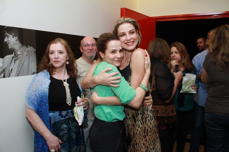 24.out.2013 - Luana Piovani recebe abraço de Bia Seidl em estreia de peça
