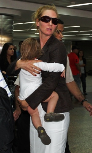 25.out.2013 - Uma Thurman desembarca no aeroporto de Guarulhos, em São Paulo, com a filha Luna